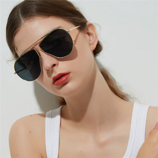 Polygonal sunglasses with large frame