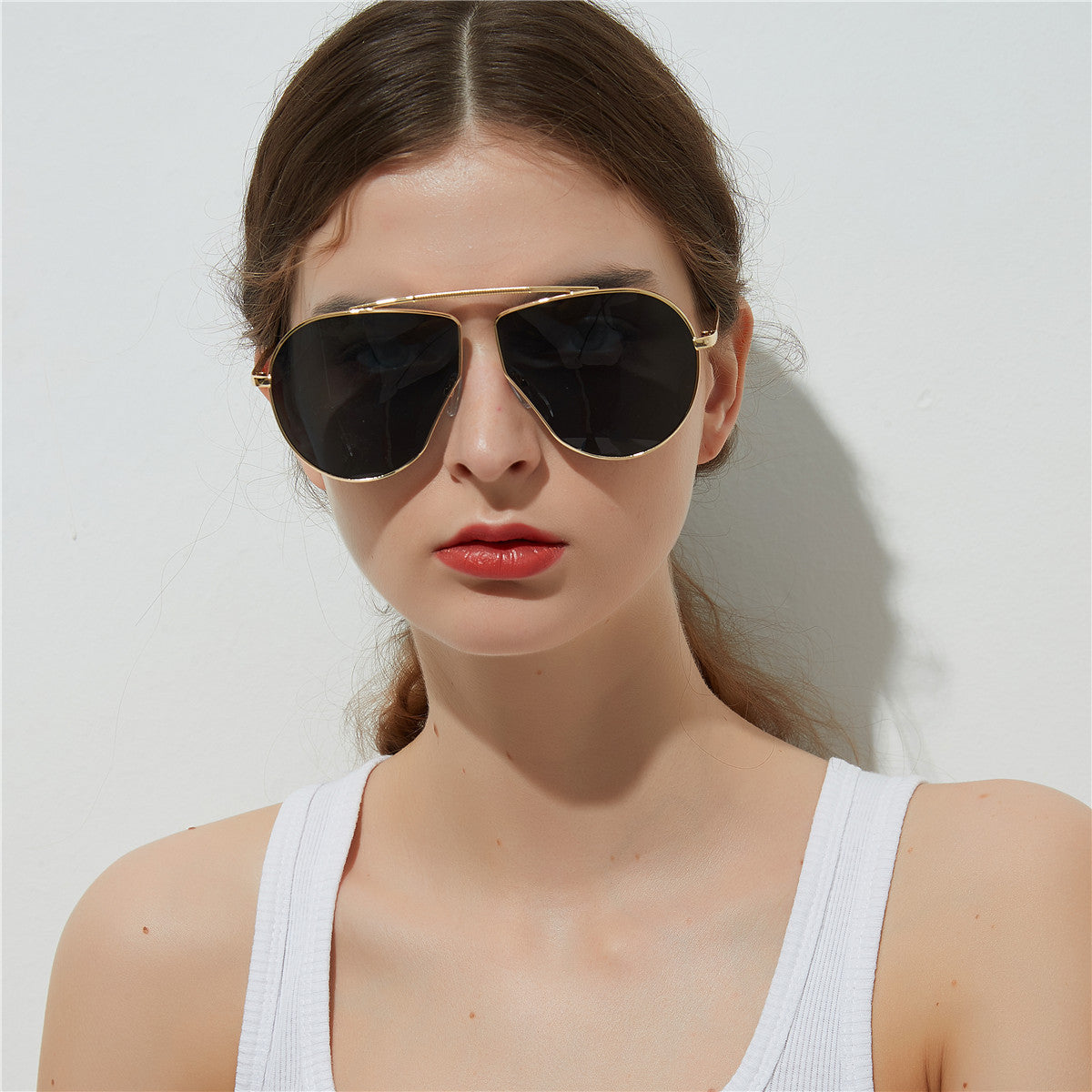 Polygonal sunglasses with large frame